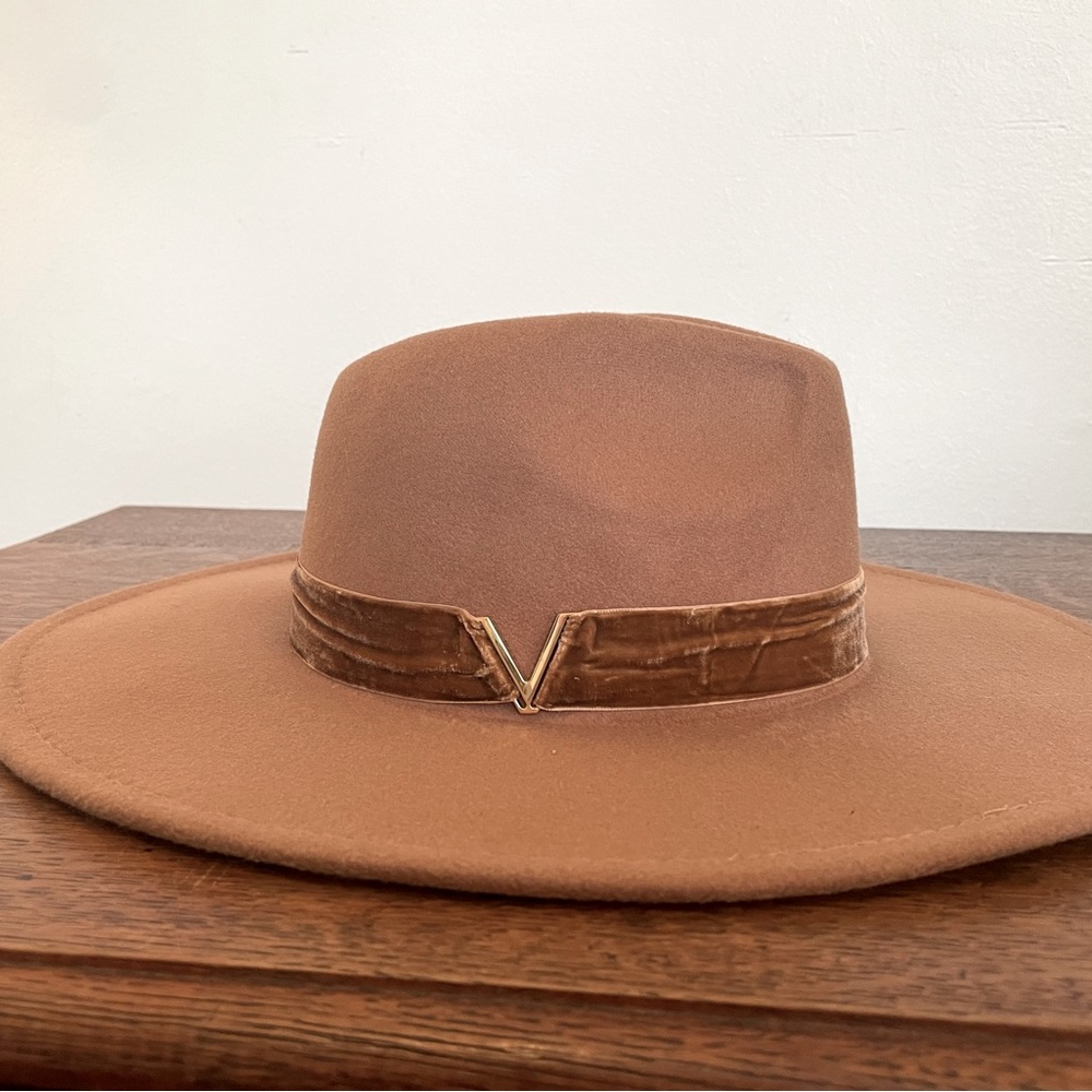 Stunning felt Vince Camuto wide brim hat